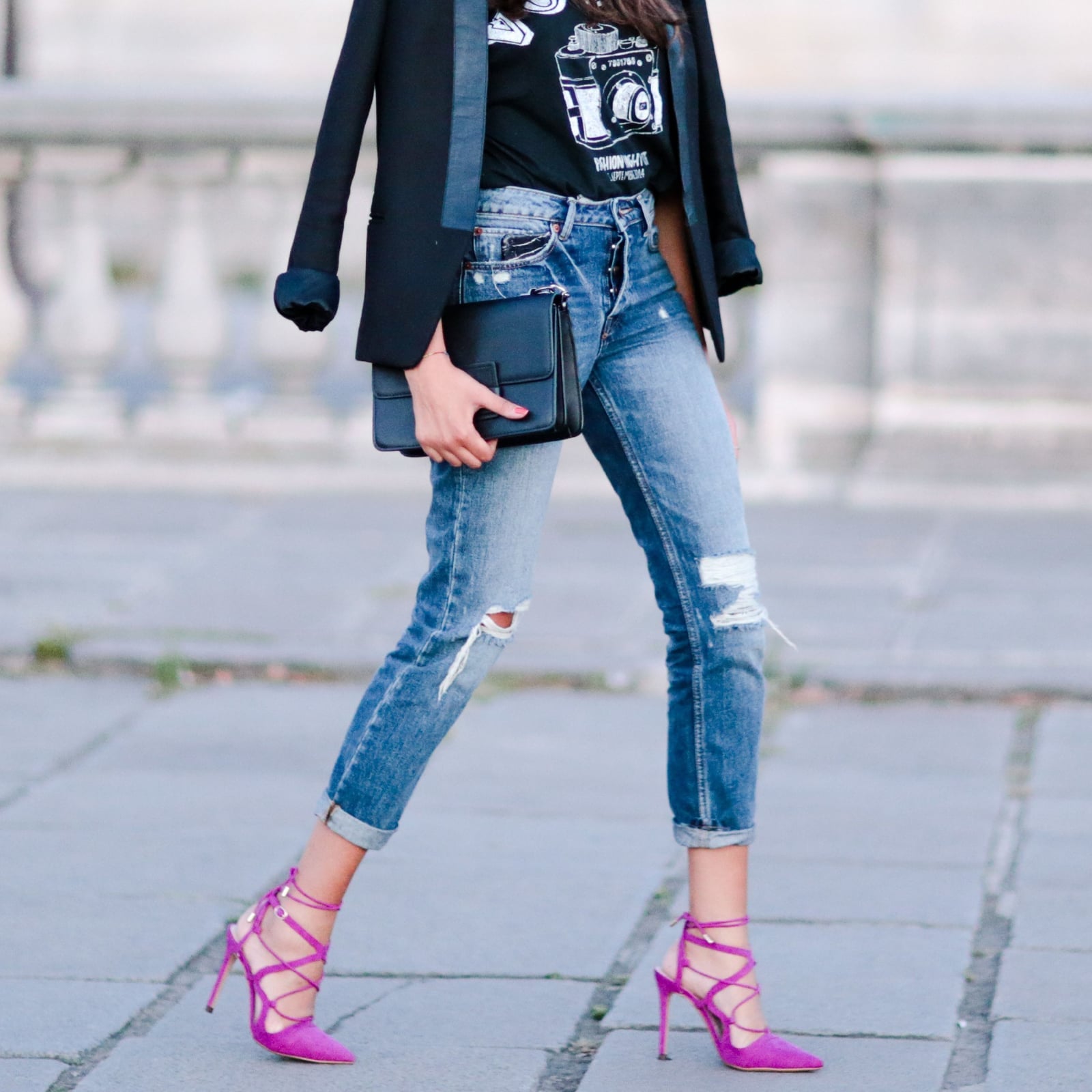 Ripped straight leg jeans with graphic tee and purple heels Ripped straight leg jeans with graphic tee and purple heels — Ripped Jeans Outfits