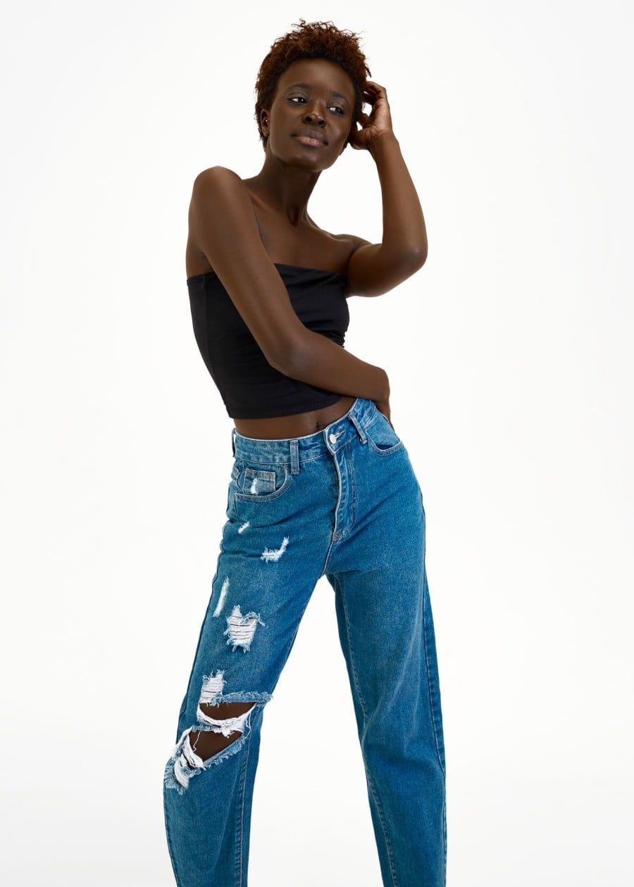 Ripped baggy jeans with black bandeau top and white sneakers Ripped baggy jeans with black bandeau top and white sneakers — Ripped Jeans Outfits