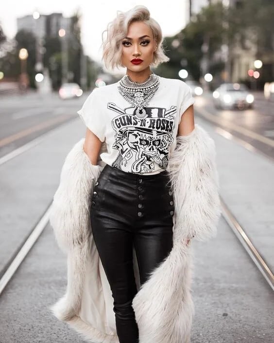 Glam rock with a faux fur coat and graphic tee Glam rock with a faux fur coat and graphic tee — Rock Outfits