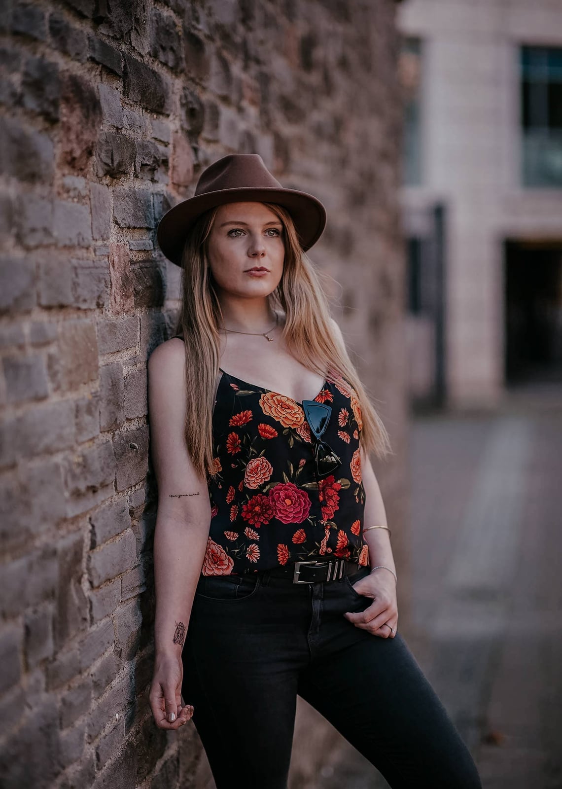 Casual denim with a floral camisole and fedora Casual denim with a floral camisole and fedora — Rock Outfits
