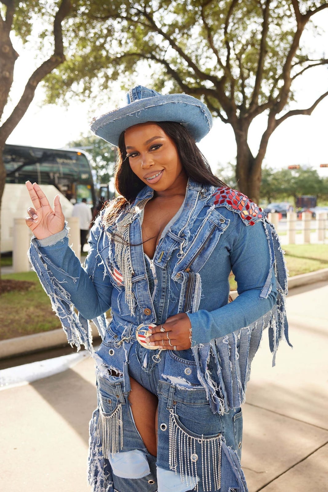 Sequined denim jacket and shorts for a concert look Sequined denim jacket and shorts for a concert look — Rock Outfits