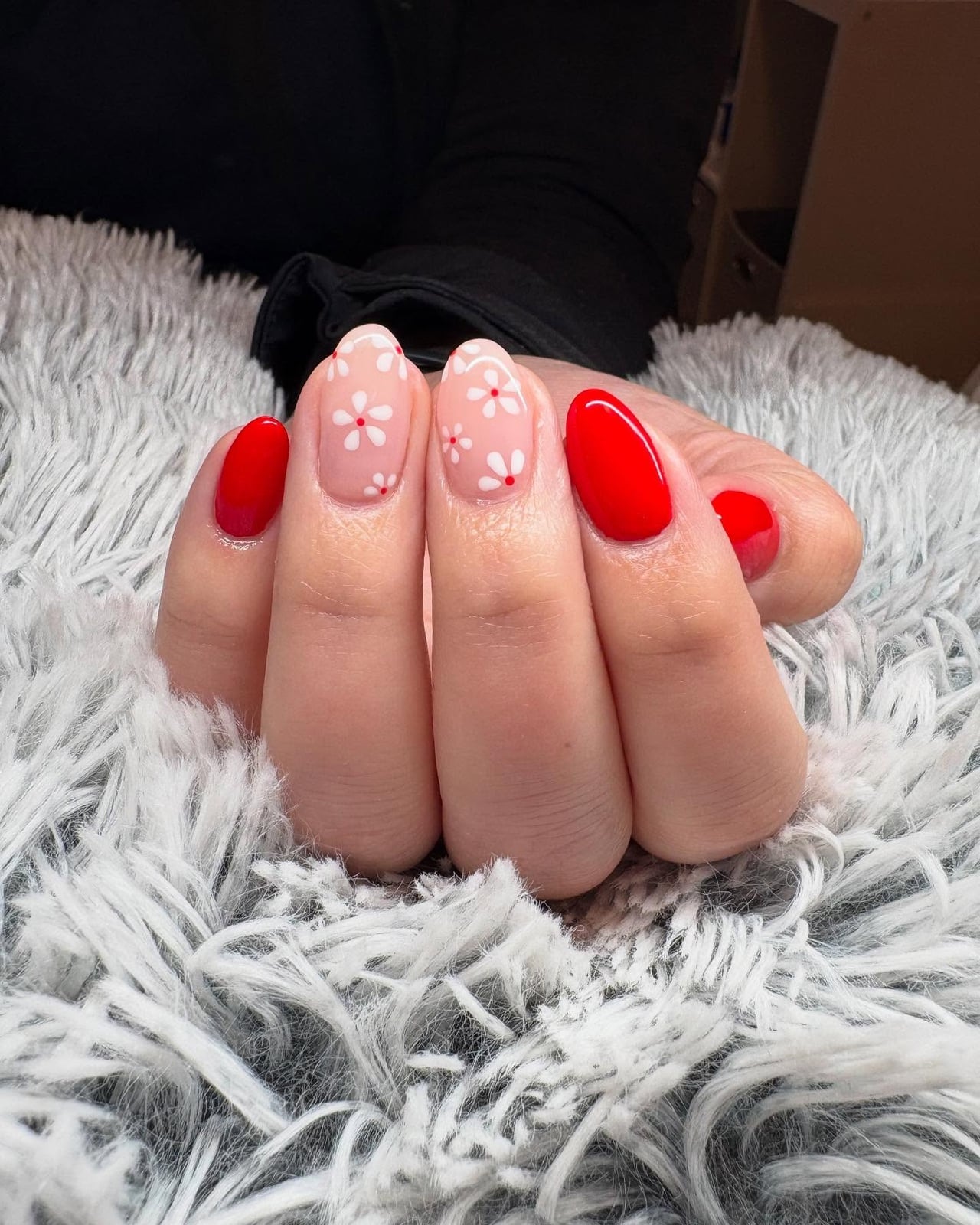 Red and White Floral Short Oval Nails Red and White Floral Short Oval Nails — Round Nails