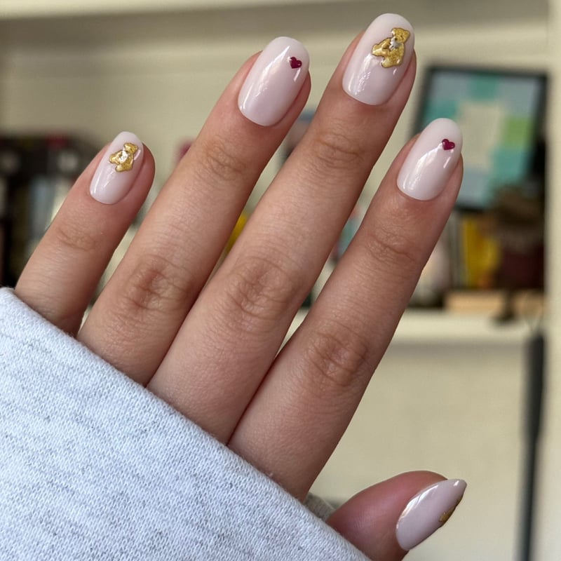Pale Pink Gold Bear Heart Short Round Nails Pale Pink Gold Bear Heart Short Round Nails
