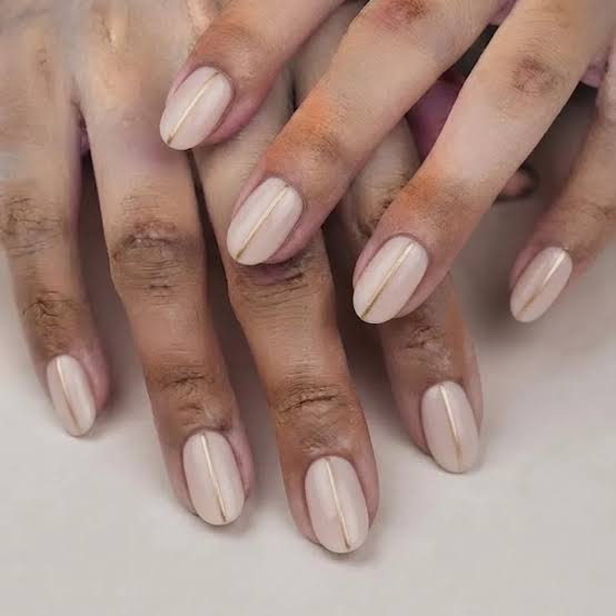 Nude Gold Line Short Round Nails Nude Gold Line Short Round Nails