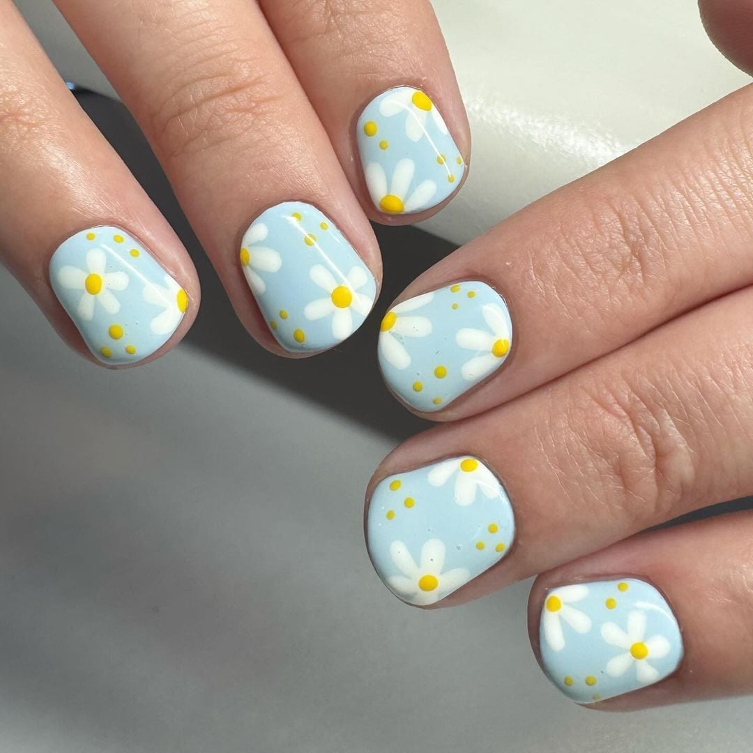 Light Blue Daisy Short Round Nails Light Blue Daisy Short Round Nails