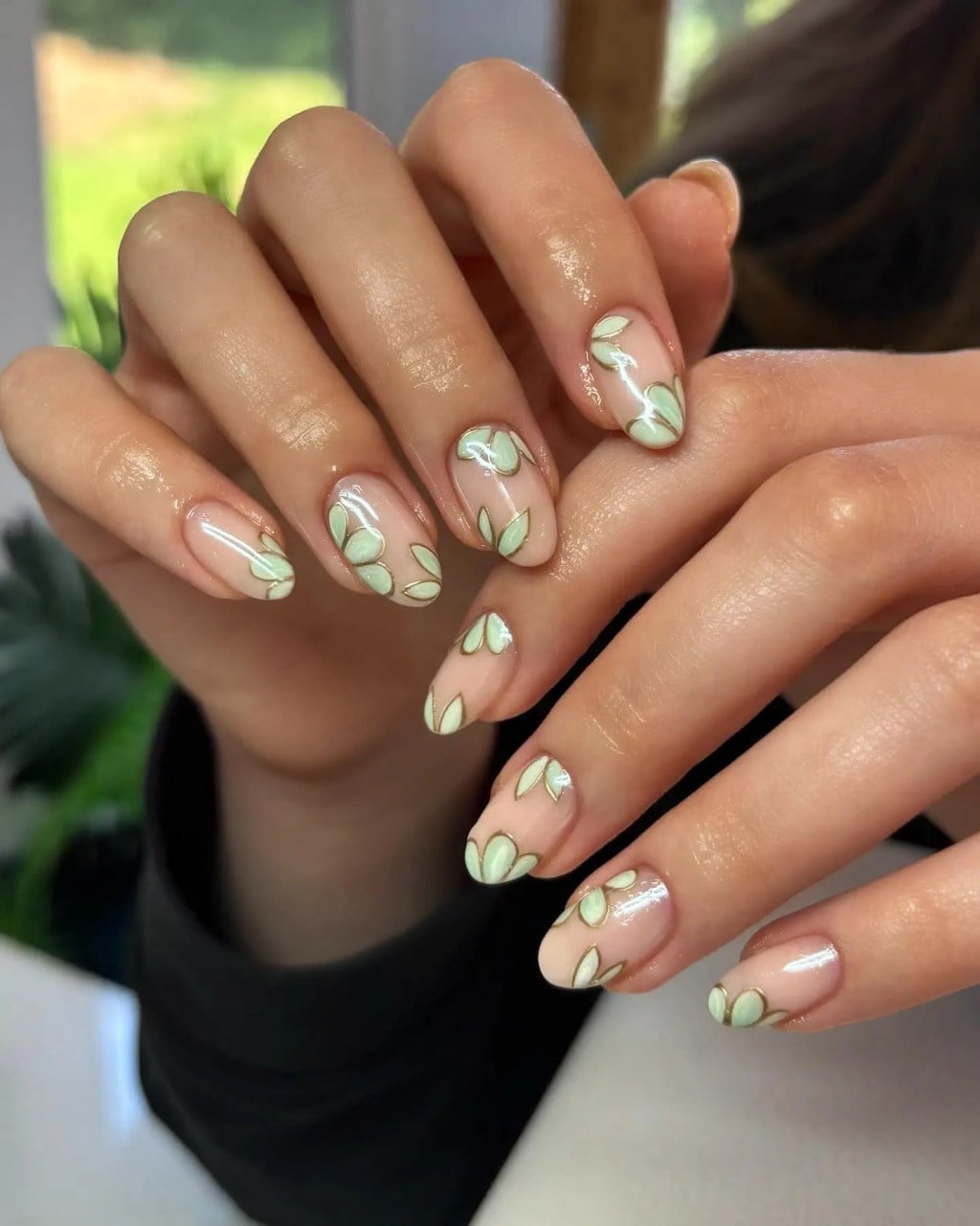 Gold Outline Leaf Pale Green Medium Oval Nails Gold Outline Leaf Pale Green Medium Oval Nails — Sage Nails