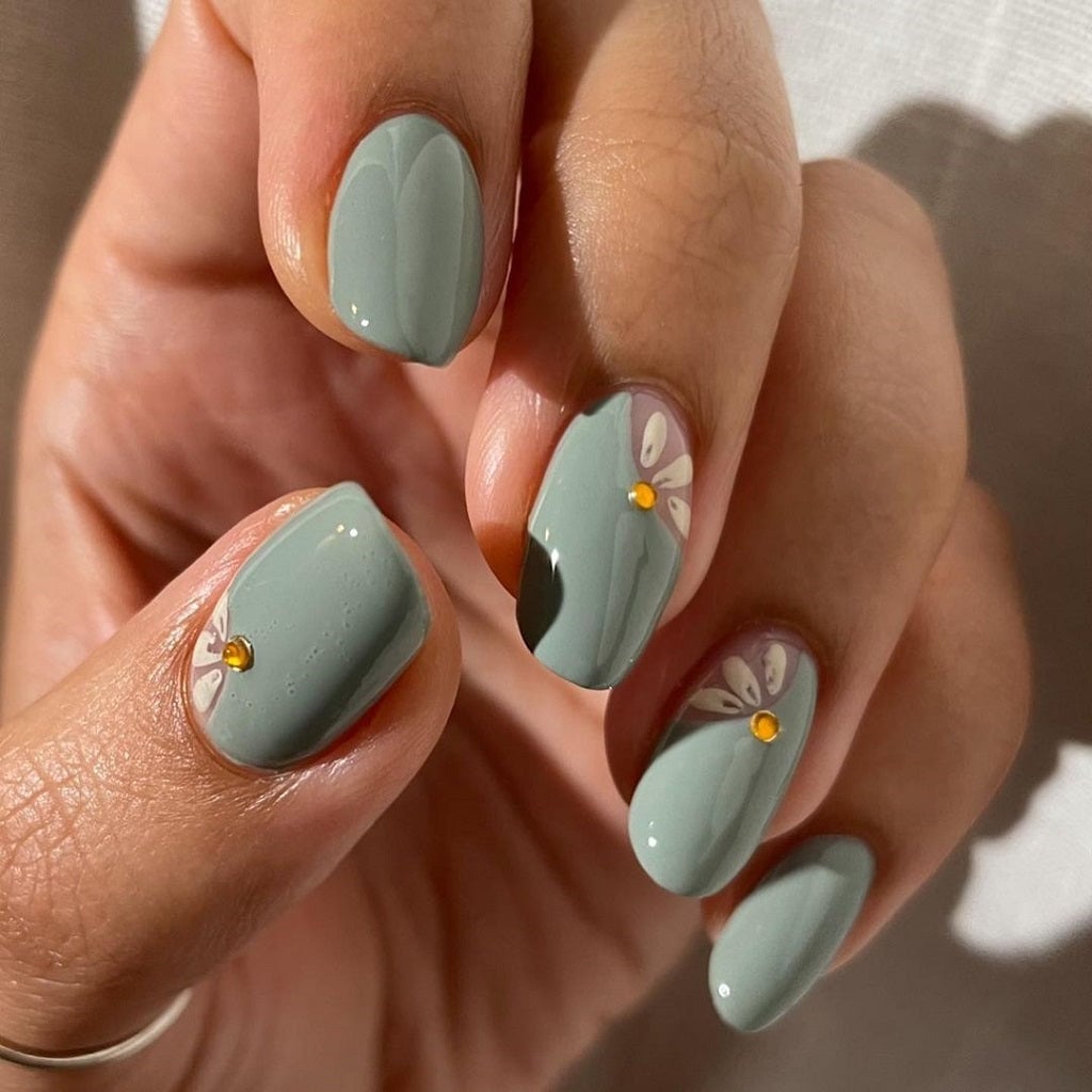 Off-Center White Flower Muted Sage Green Short Oval Nails Off-Center White Flower Muted Sage Green Short Oval Nails — Sage Nails