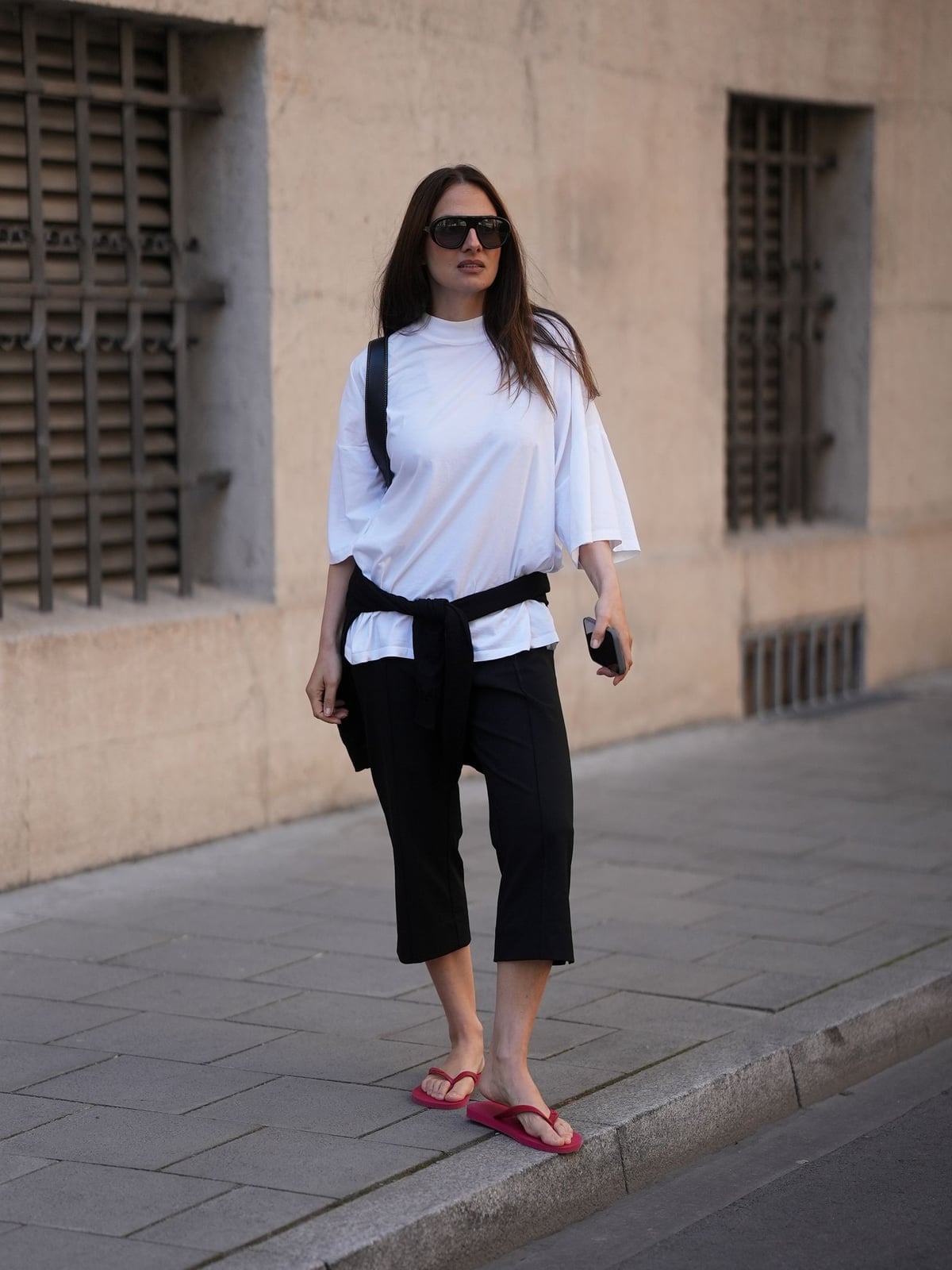 Cropped Trousers With Pink Flip-Flop Sandals Cropped Trousers With Pink Flip-Flop Sandals — Sandals Outfits