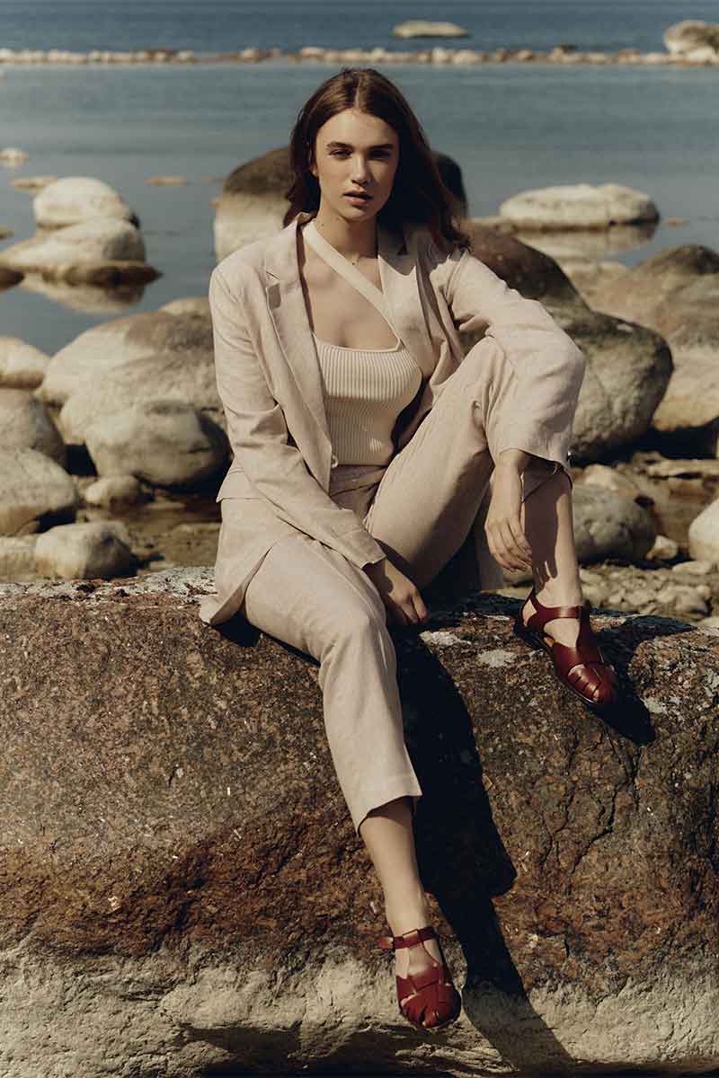 Linen Suit With Dark Red Fisherman Sandals Linen Suit With Dark Red Fisherman Sandals — Sandals Outfits