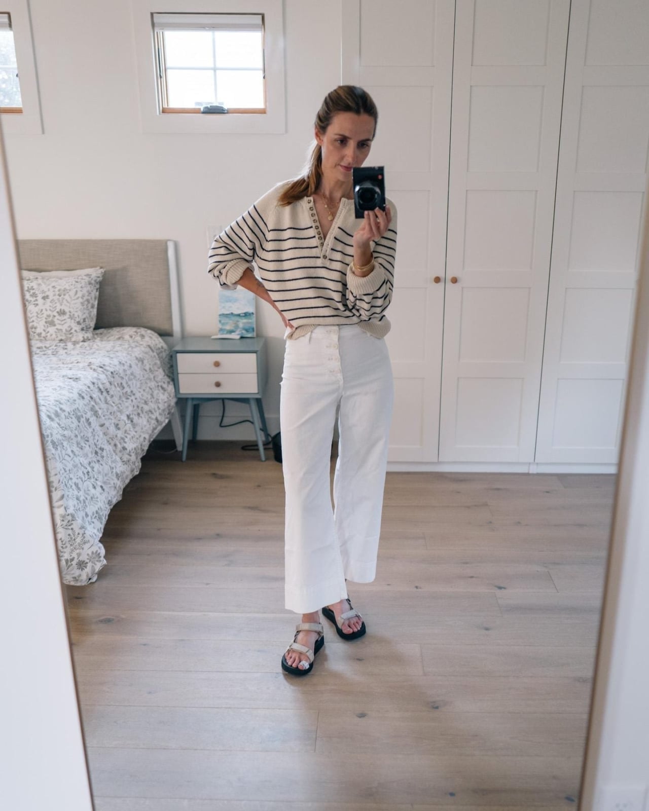 Striped Sweater With Sport Sandals Striped Sweater With Sport Sandals — Sandals Outfits