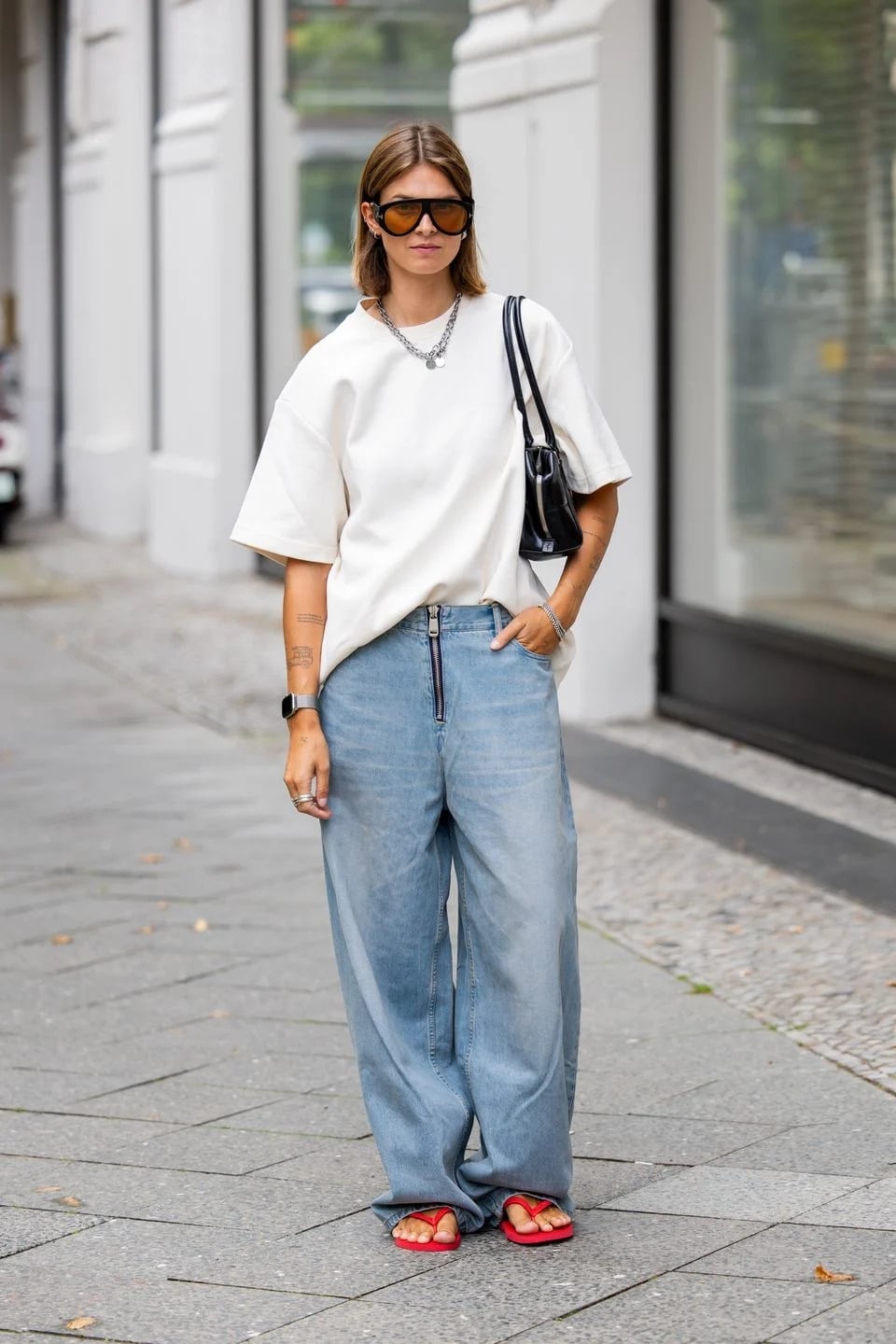 Baggy Jeans With Bright Red Thong Sandals Baggy Jeans With Bright Red Thong Sandals — Sandals Outfits