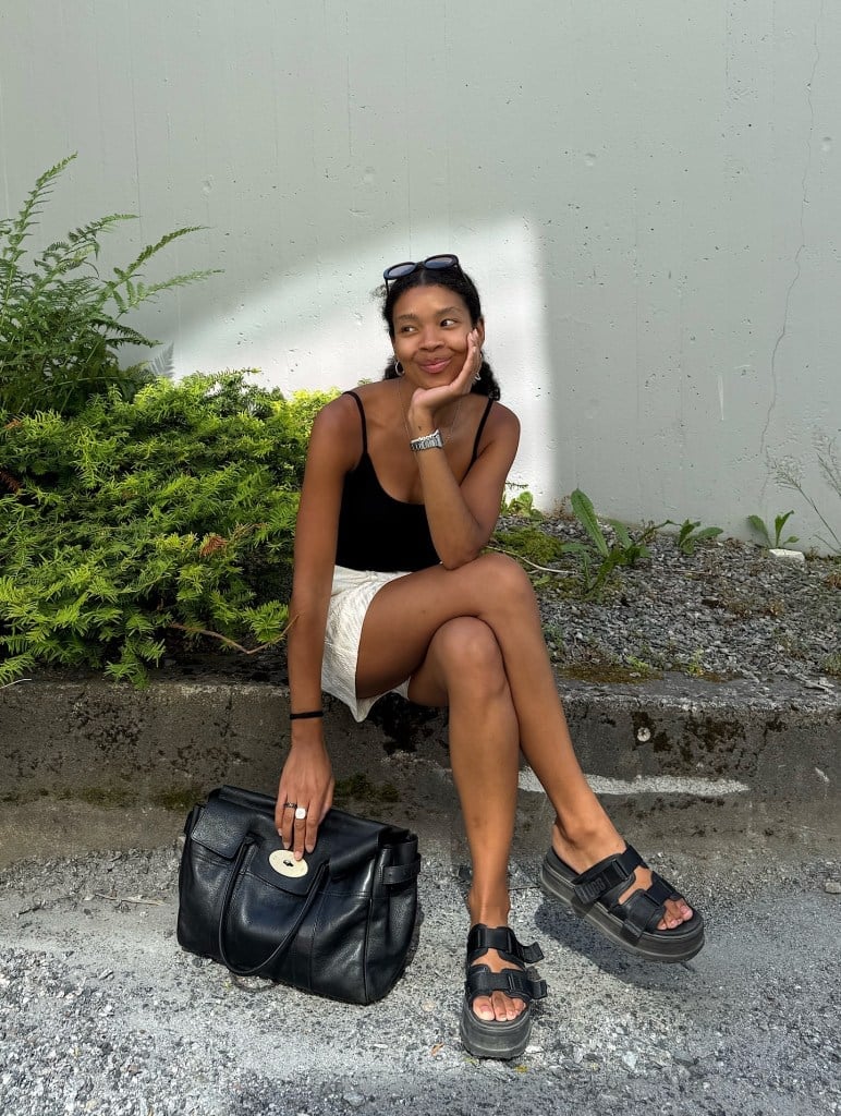 Linen Shorts With Black Chunky Sandals Linen Shorts With Black Chunky Sandals — Sandals Outfits