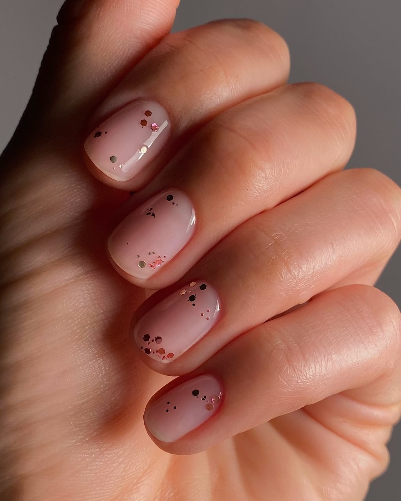 Iridescent Glitter Short Almond Nails Iridescent Glitter Short Almond Nails — Short Acrylic Nails
