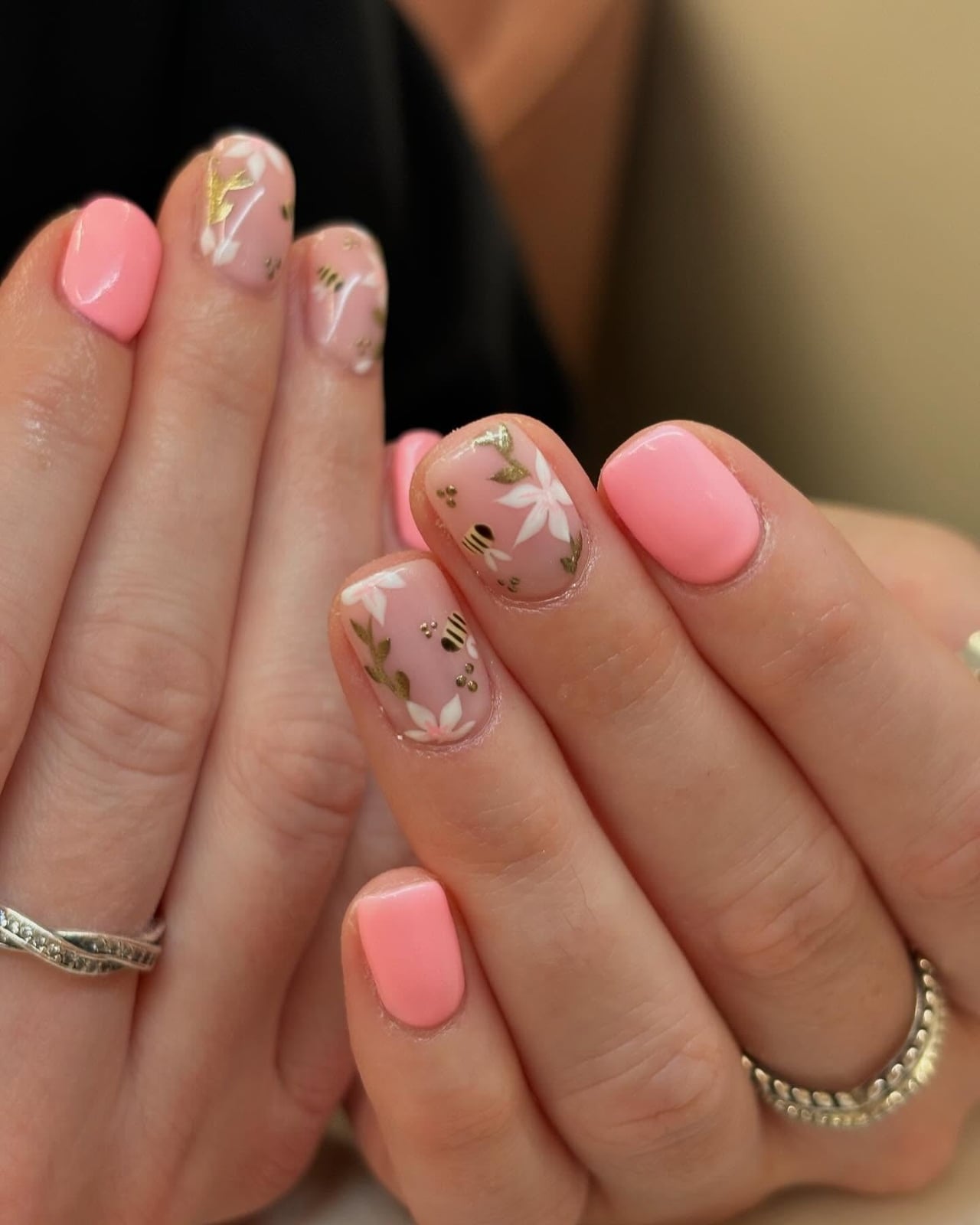 Floral Bee Accent Short Oval Nails Floral Bee Accent Short Oval Nails — Short Acrylic Nails