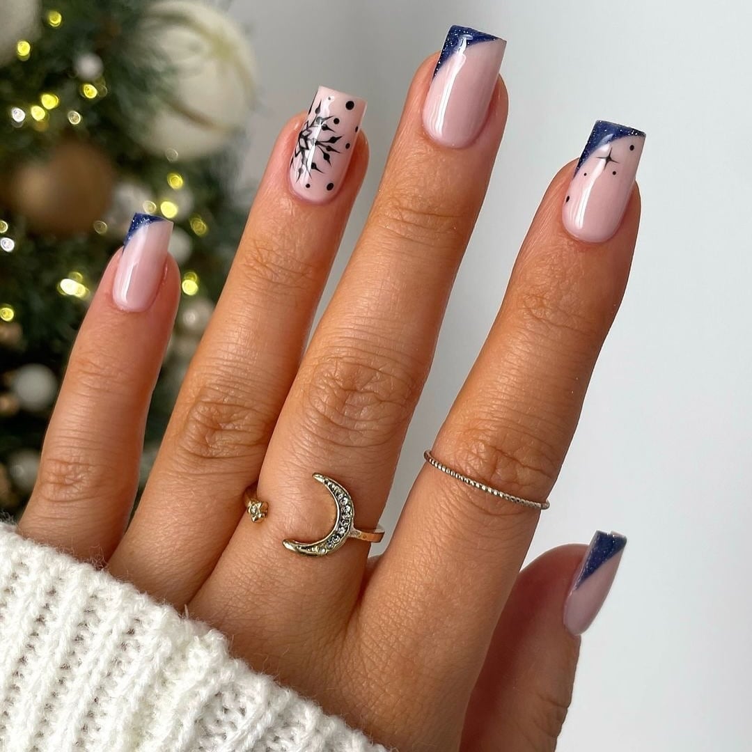 Navy Glitter Tip Snowflake Short Soft Square Nails Navy Glitter Tip Snowflake Short Soft Square Nails — Short Acrylic Nails