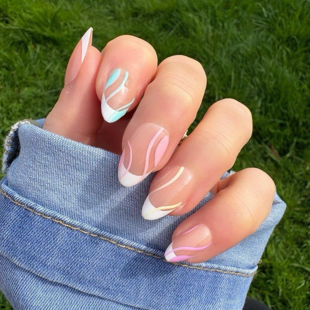 White Pastel Swirl Short Almond Nails White Pastel Swirl Short Almond Nails