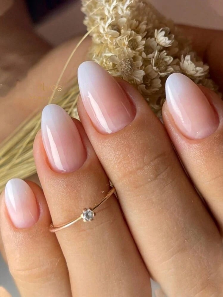 Aura Gradient Short Almond Nails Aura Gradient Short Almond Nails