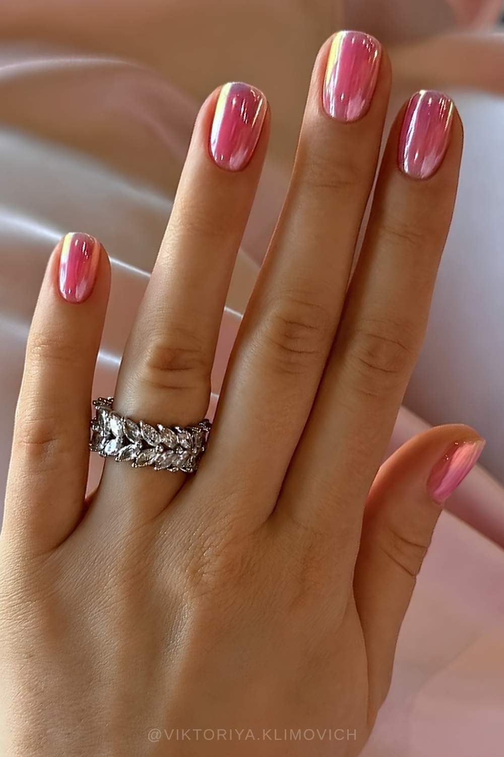 Iridescent Chrome Short Oval Nails Iridescent Chrome Short Oval Nails — Short Cute Nails