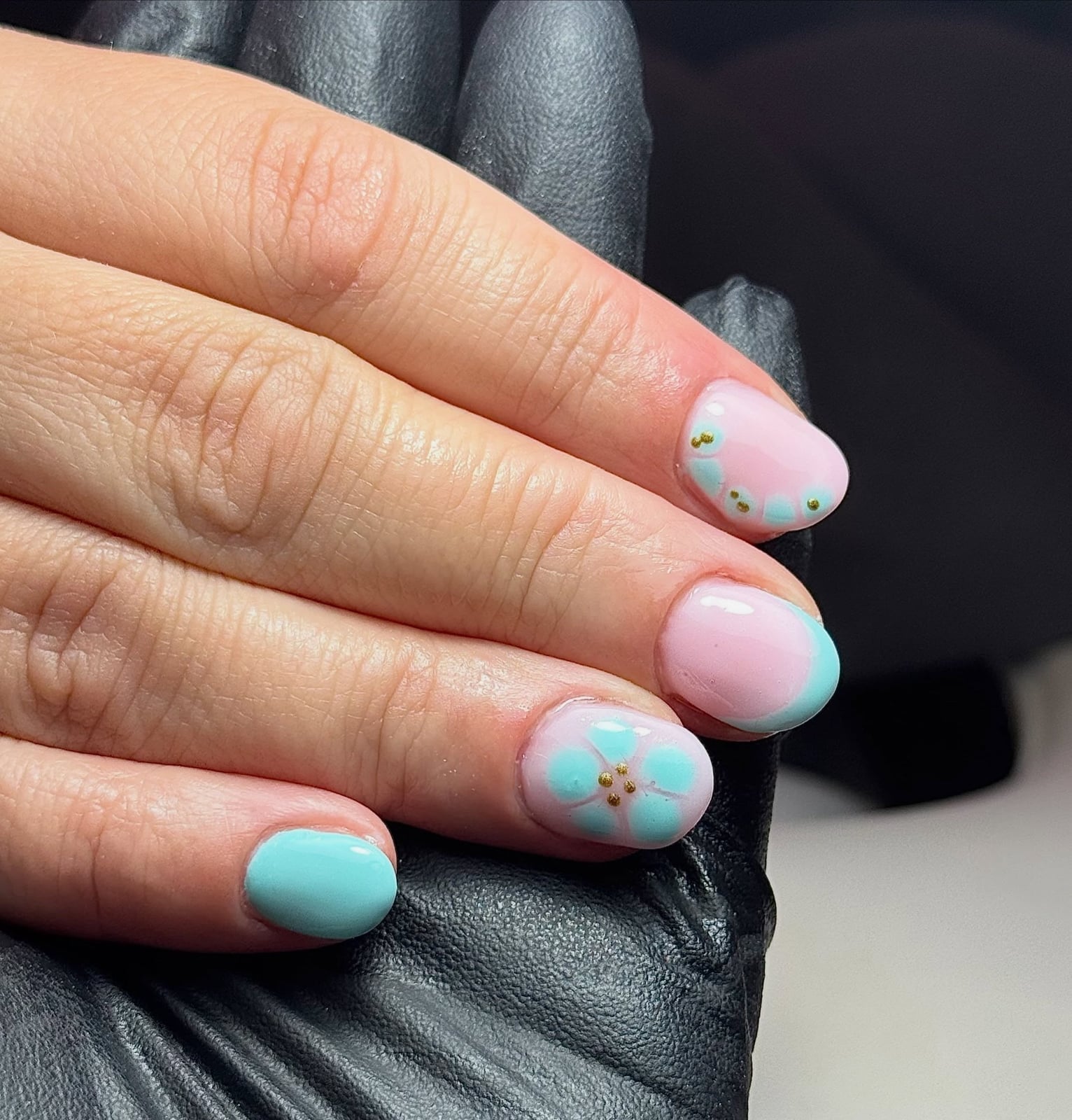Floral Gold Dot Short Almond Nails Floral Gold Dot Short Almond Nails — Short Cute Nails