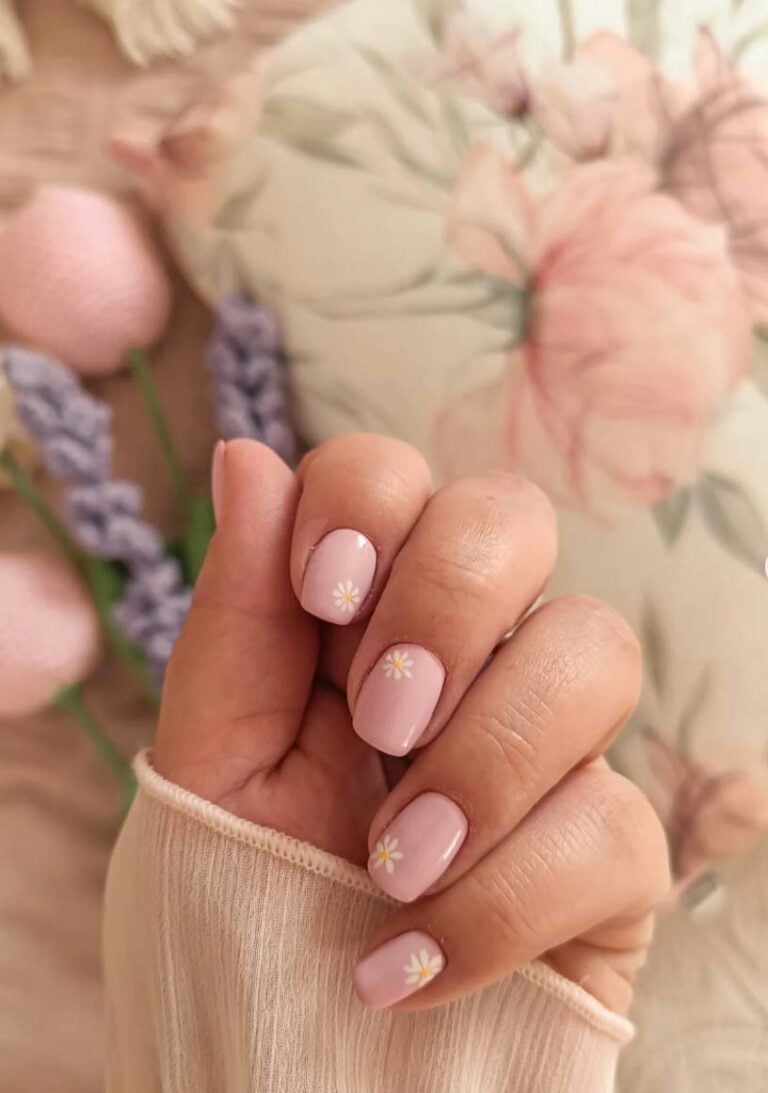 Minimalist Daisy Short Oval Nails Minimalist Daisy Short Oval Nails — Short Cute Nails