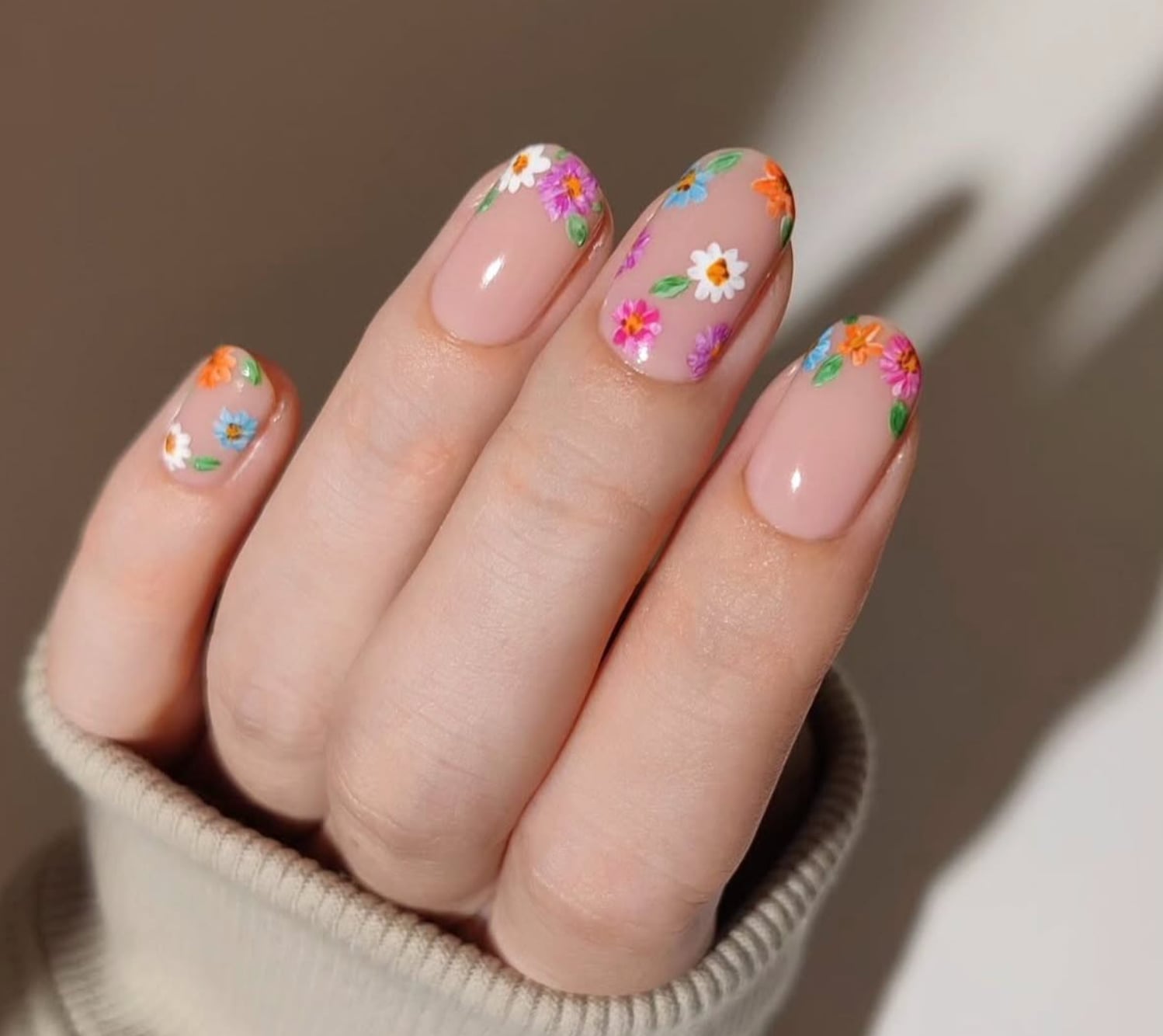 Floral Edge Short Almond Nails Floral Edge Short Almond Nails — Short Cute Nails