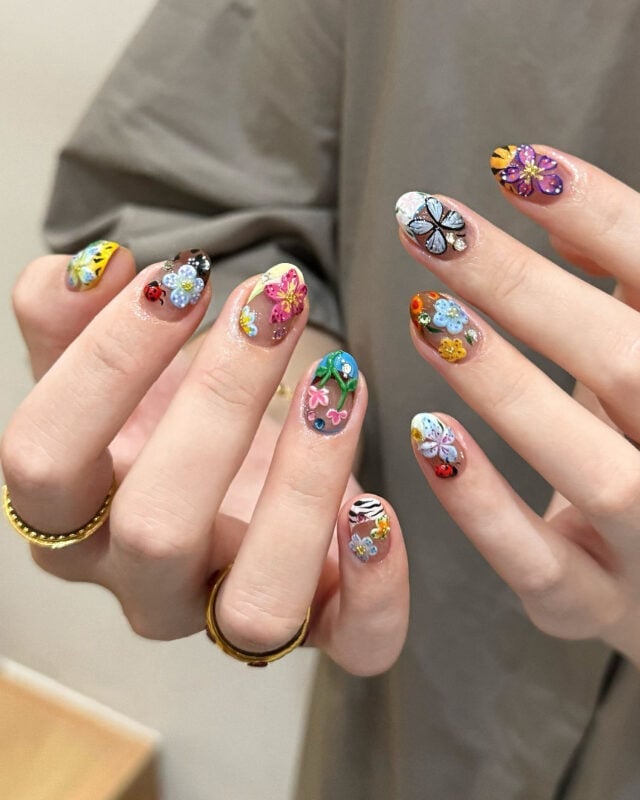 3D Floral Ladybug Butterfly Short Oval Nails 3D Floral Ladybug Butterfly Short Oval Nails — Short Gel Nails