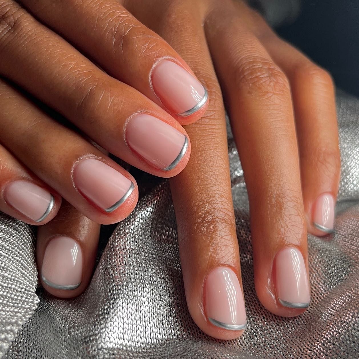 Metallic Silver Line Short Oval Nails Metallic Silver Line Short Oval Nails — Short Gel Nails