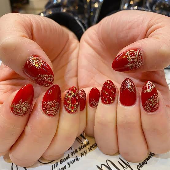 Red Gold Foil Ornate Short Almond Nails Red Gold Foil Ornate Short Almond Nails — Short Gel Nails
