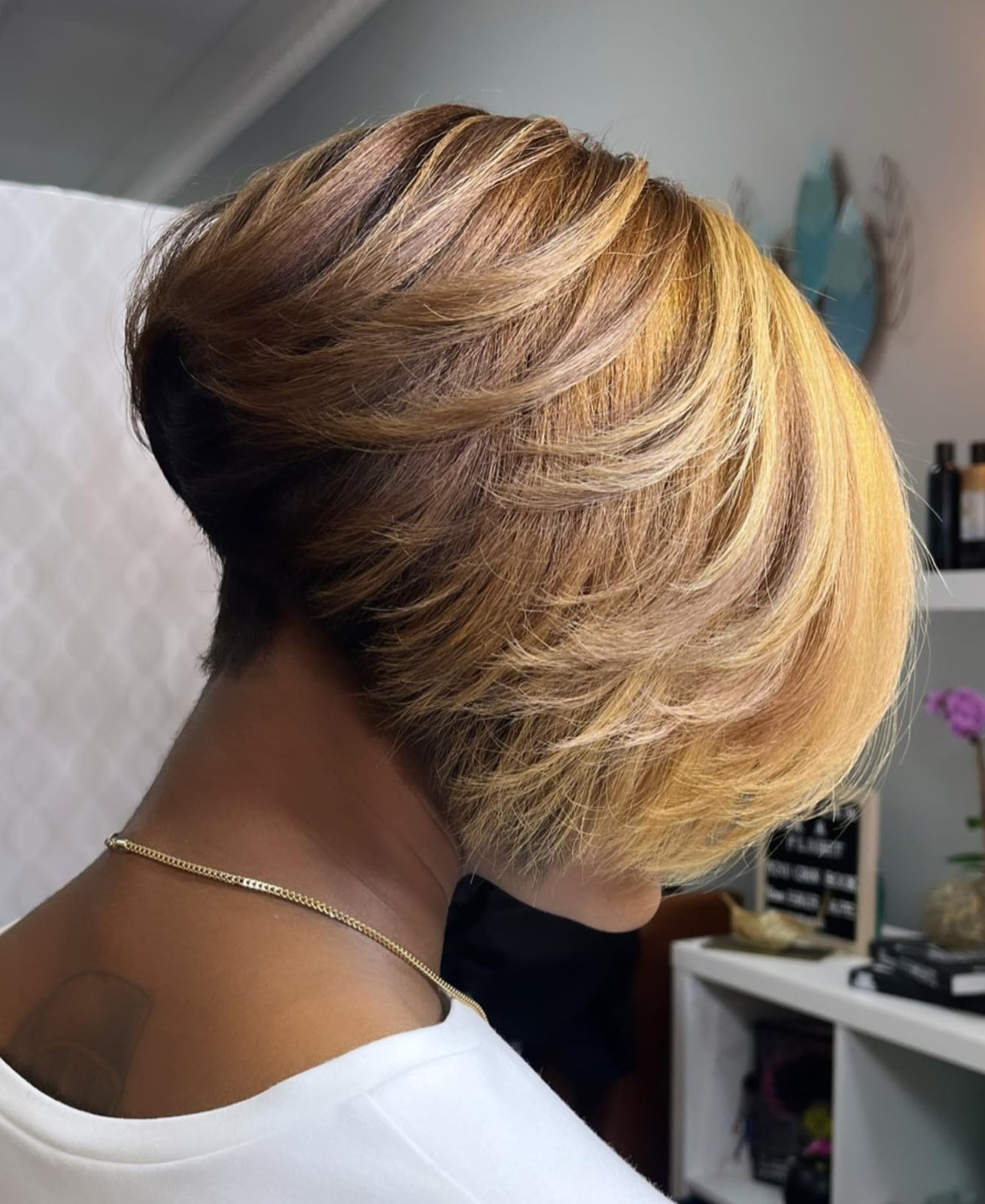 Layered Bob Collarbone Blonde Brown Layered Bob Collarbone Blonde Brown — Short Hair