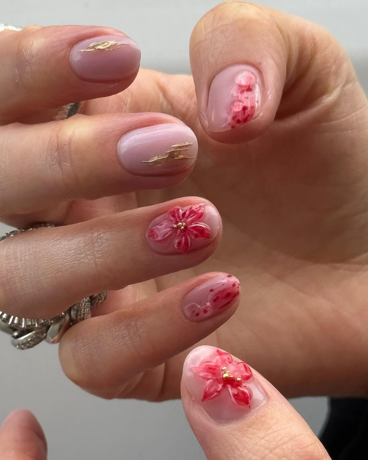 3D Red Flower Accent Nails, короткие овальные 3D Red Flower Accent Nails, короткие овальные — Short Nails