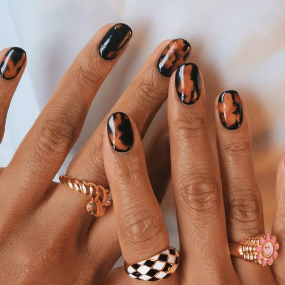 Classic Tortoiseshell Pattern Nails Classic Tortoiseshell Pattern Nails — Short Nails