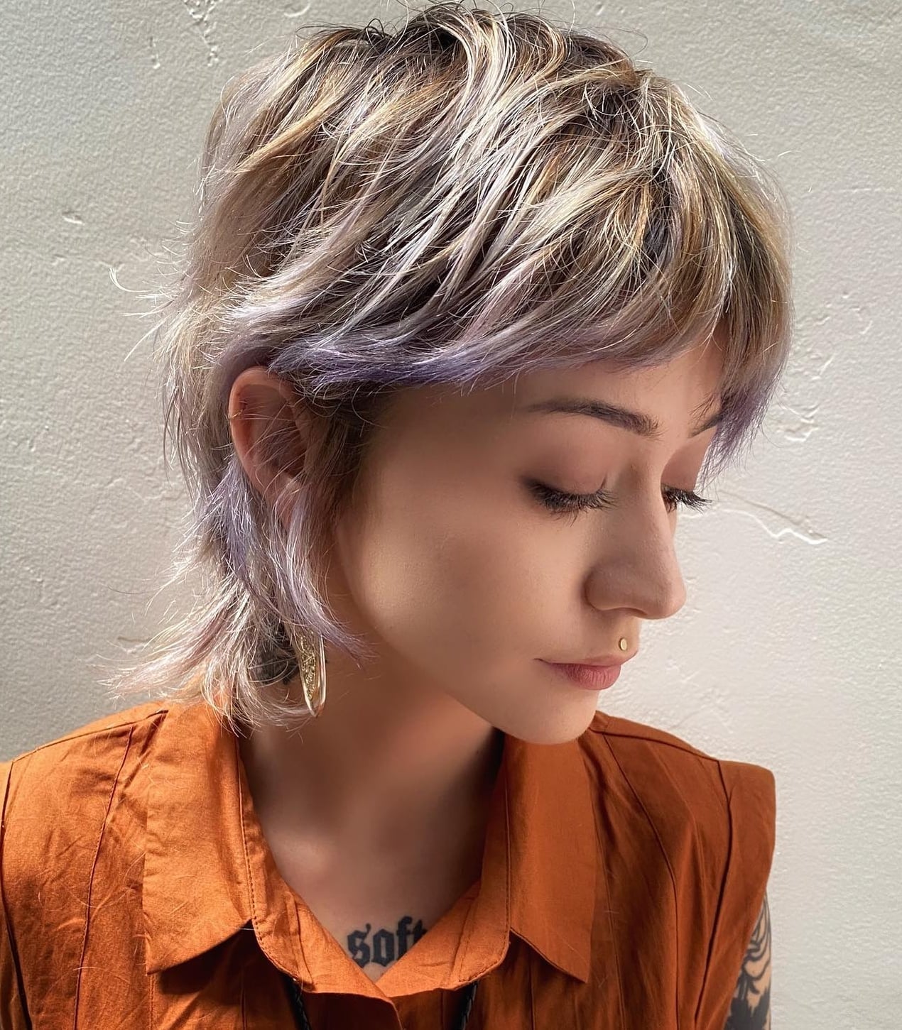 Ear Length Wolf Cut With Balayage Highlights, Wispy Bangs Ear Length Wolf Cut With Balayage Highlights, Wispy Bangs — Short Wolf Cut