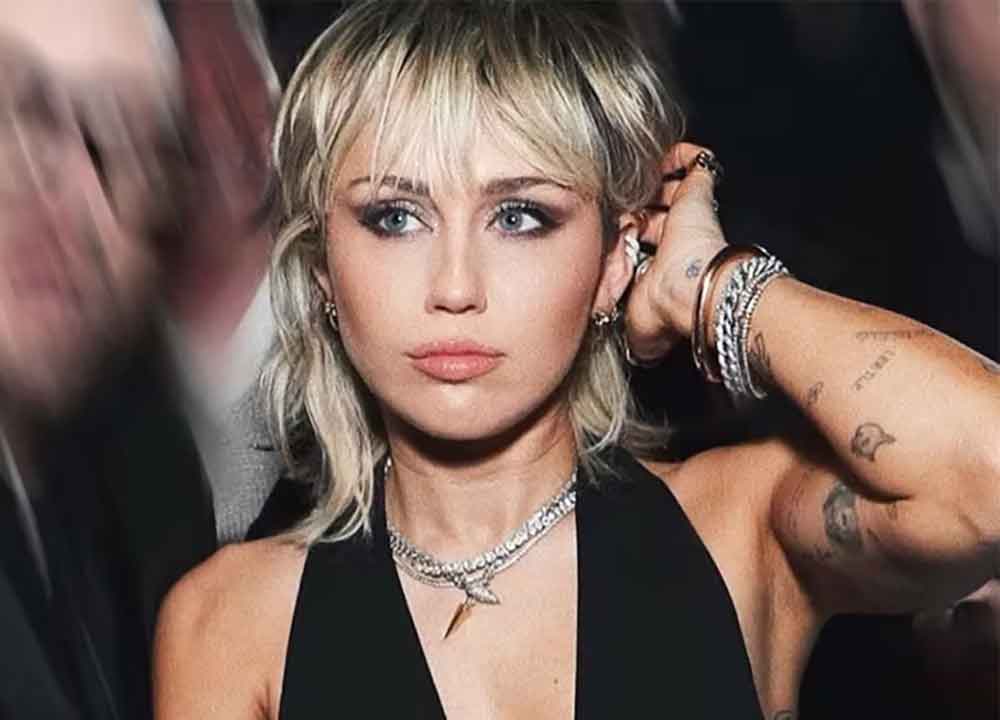Shoulder Length Wolf Cut With Choppy Bangs, Wavy Shoulder Length Wolf Cut With Choppy Bangs, Wavy — Short Wolf Cut