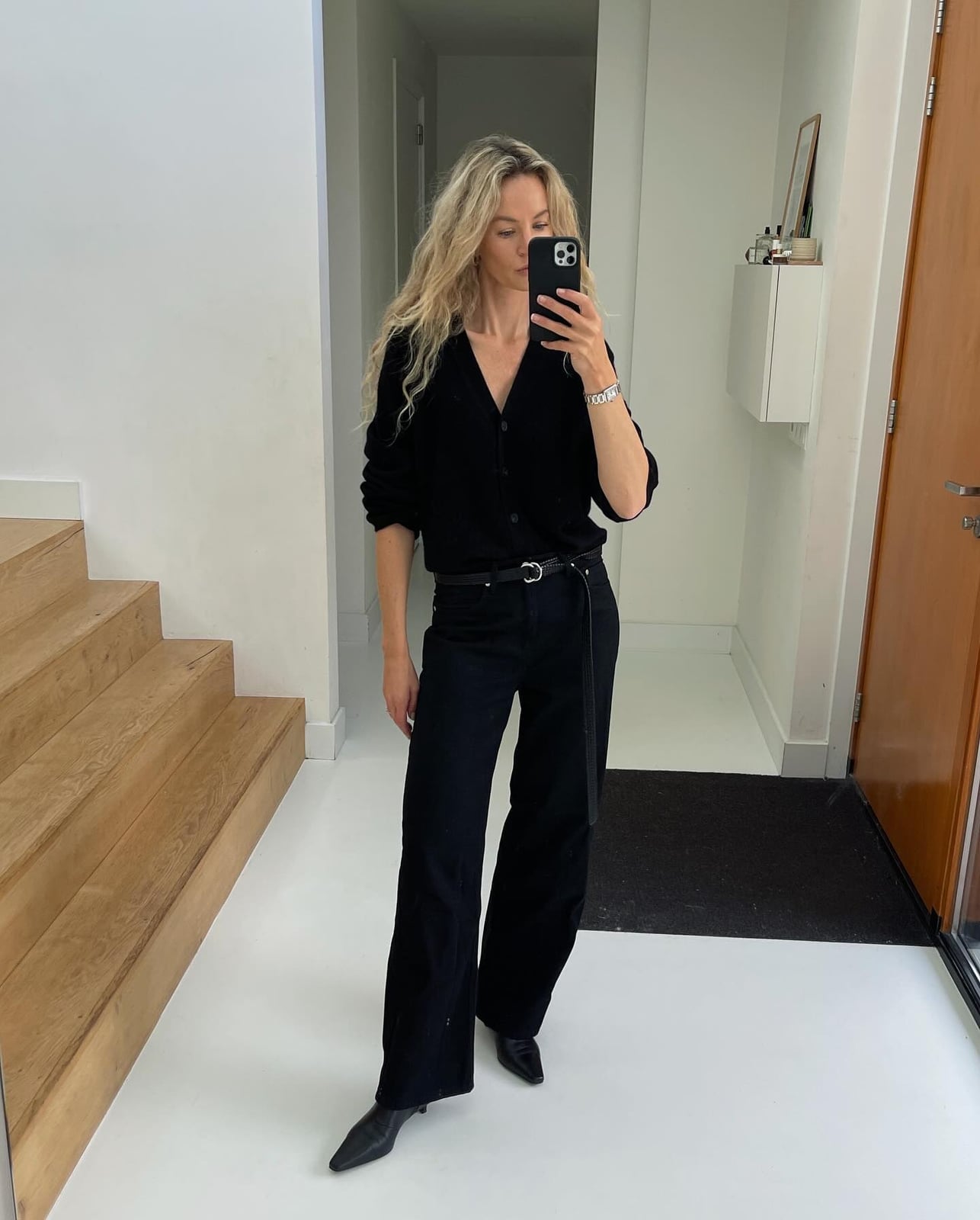 All Black Outfit with Wide-Leg Jeans All Black Outfit with Wide-Leg Jeans — Simple Outfits