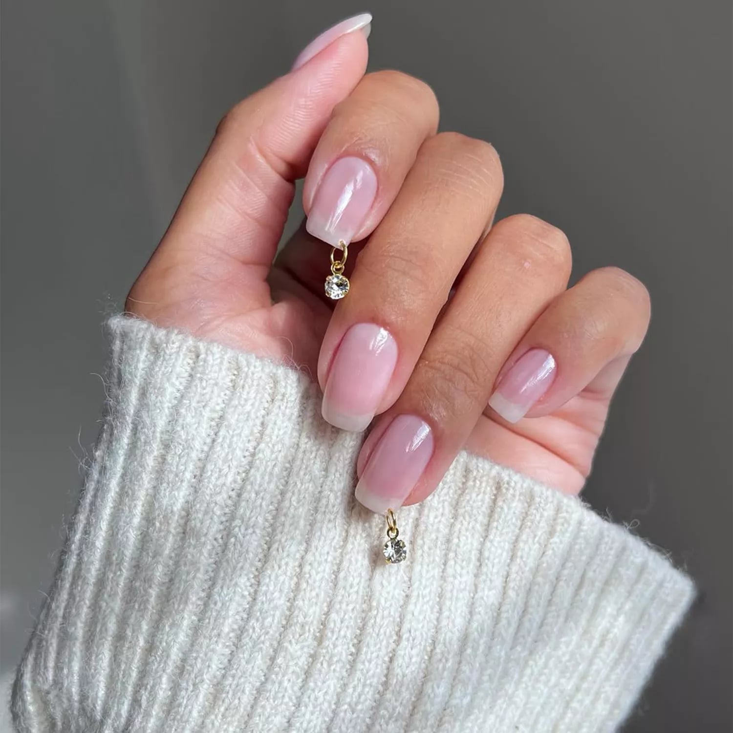Milky Pink Cat-Eye Short Oval Nails Milky Pink Cat-Eye Short Oval Nails — Simple Short Nails