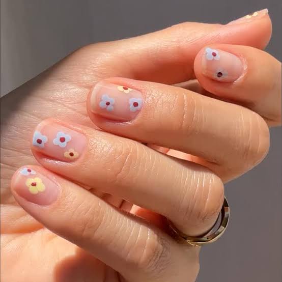 Sheer Pink Short Square With Scattered Flowers Sheer Pink Short Square With Scattered Flowers — Simple Short Nails