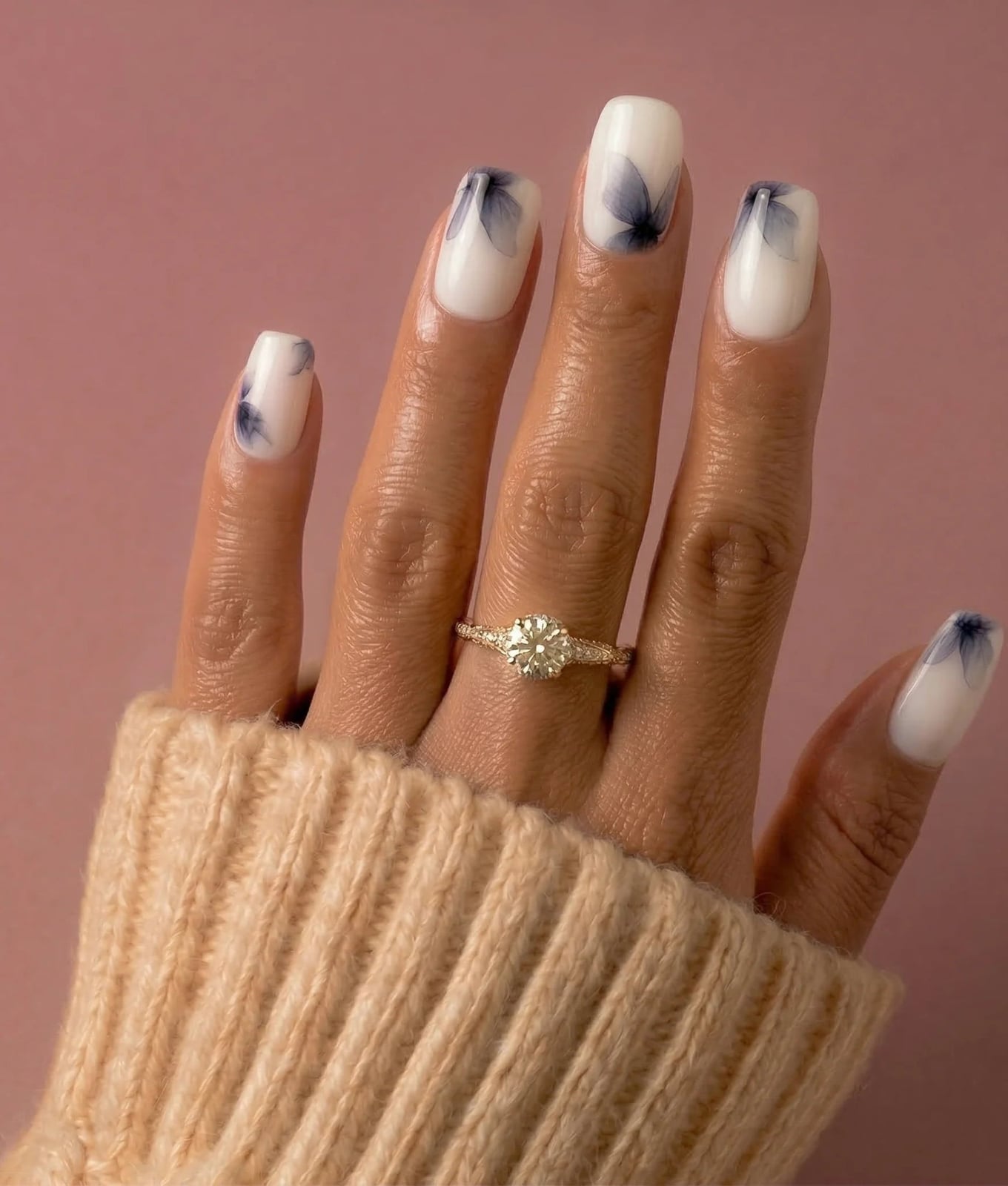 Milky White Short Square With Blue Floral Motifs Milky White Short Square With Blue Floral Motifs — Simple Short Nails