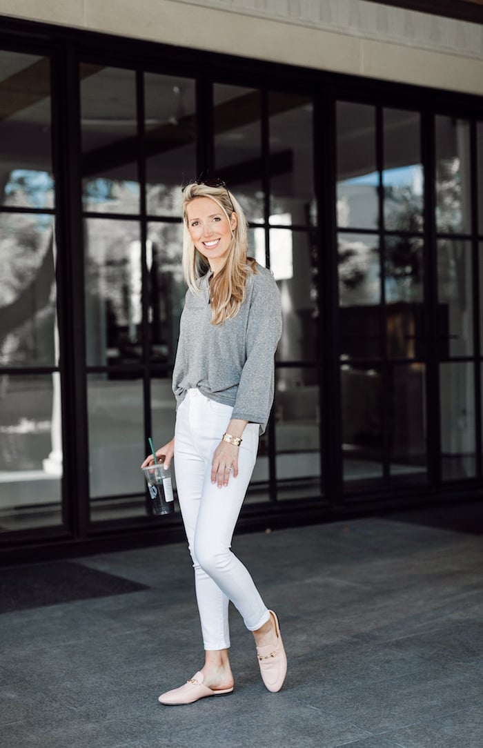 White Skinny Jeans With a Gray Top White Skinny Jeans With a Gray Top — Skinny Jeans Outfits