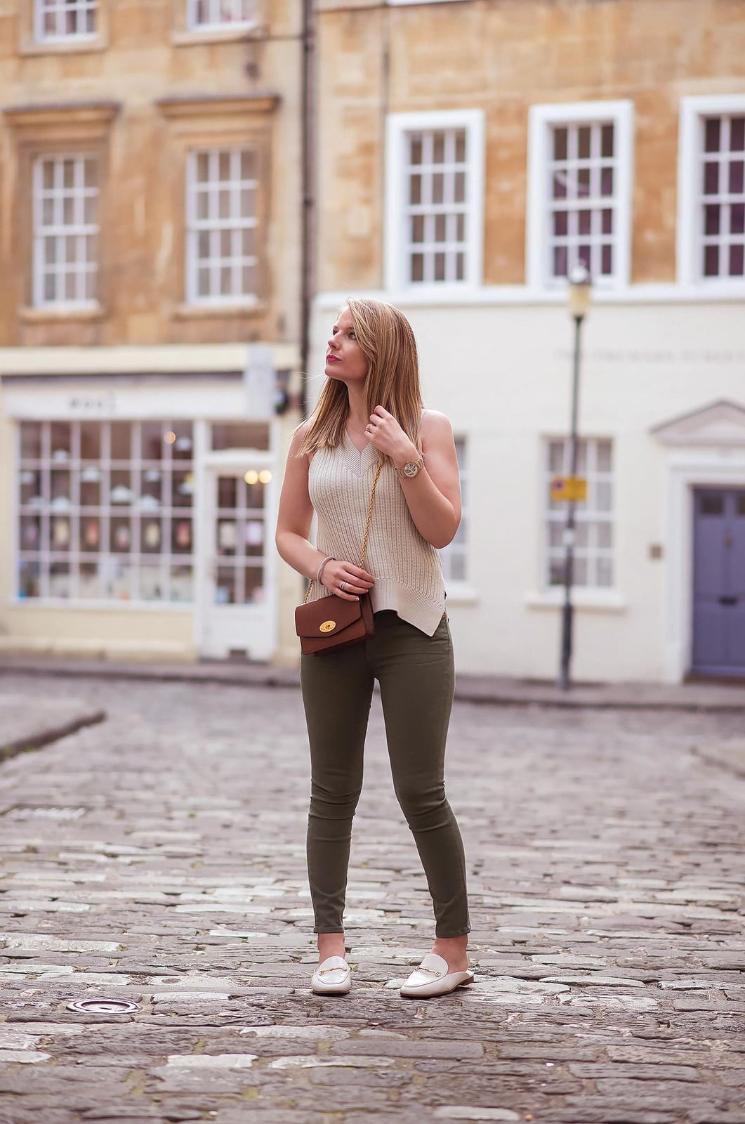 Olive Green Skinny Jeans With a Sleeveless Top Olive Green Skinny Jeans With a Sleeveless Top — Skinny Jeans Outfits