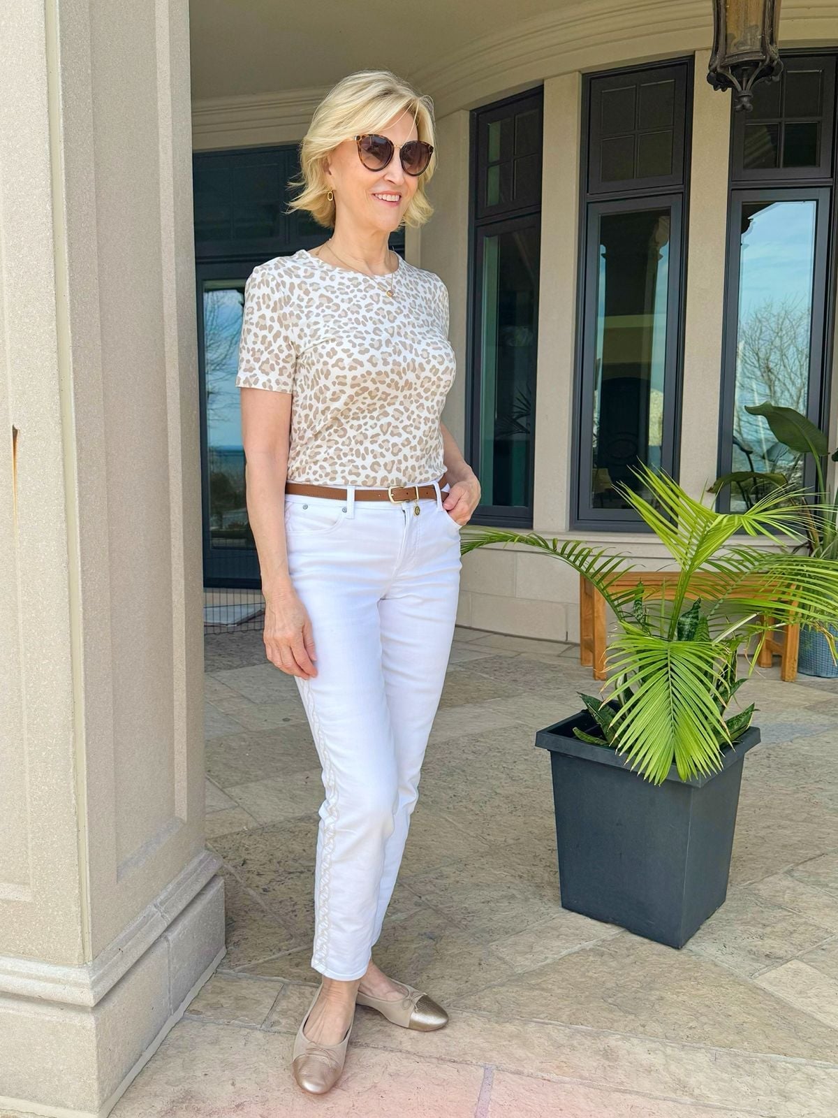 White Skinny Jeans With a Leopard Print T-shirt White Skinny Jeans With a Leopard Print T-shirt — Skinny Jeans Outfits