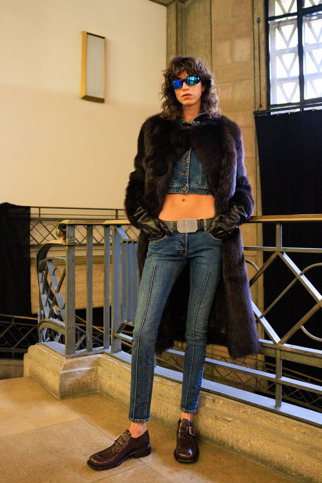 Skinny Jeans With a Denim Vest and Fur Coat Skinny Jeans With a Denim Vest and Fur Coat — Skinny Jeans Outfits