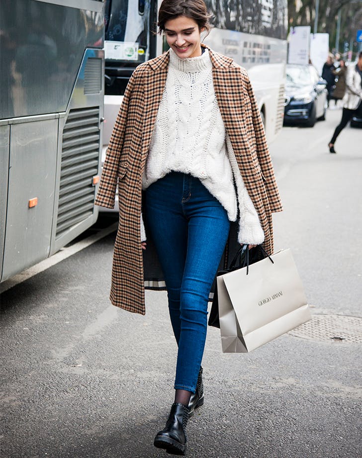 Dark Wash Skinny Jeans With a Plaid Coat Dark Wash Skinny Jeans With a Plaid Coat — Skinny Jeans Outfits