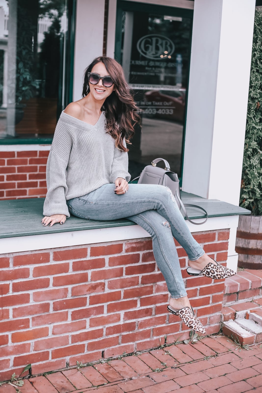 Distressed Light Blue Skinny Jeans With a Gray Sweater Distressed Light Blue Skinny Jeans With a Gray Sweater — Skinny Jeans Outfits