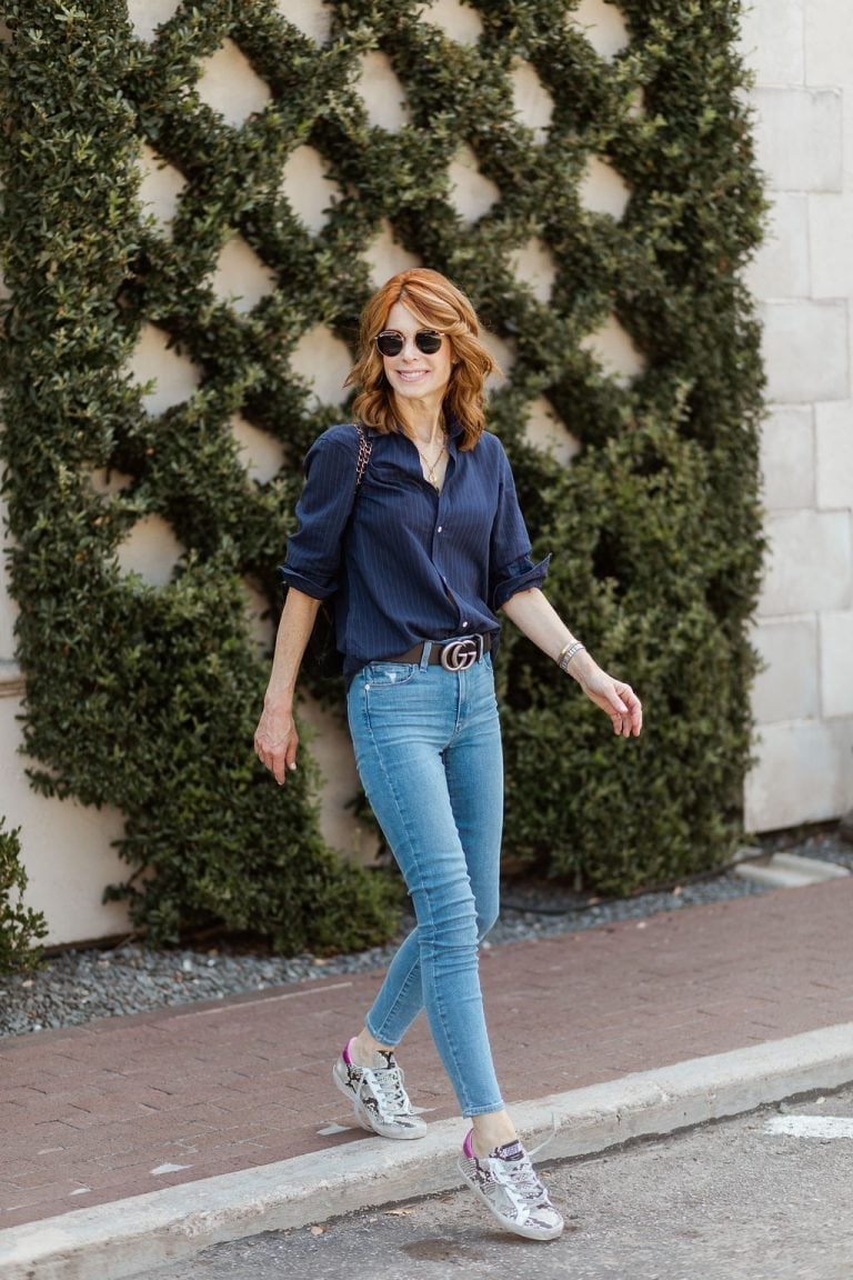 Black Skinny Jeans With a White Tee and Beige Cardigan Black Skinny Jeans With a White Tee and Beige Cardigan — Skinny Jeans Outfits