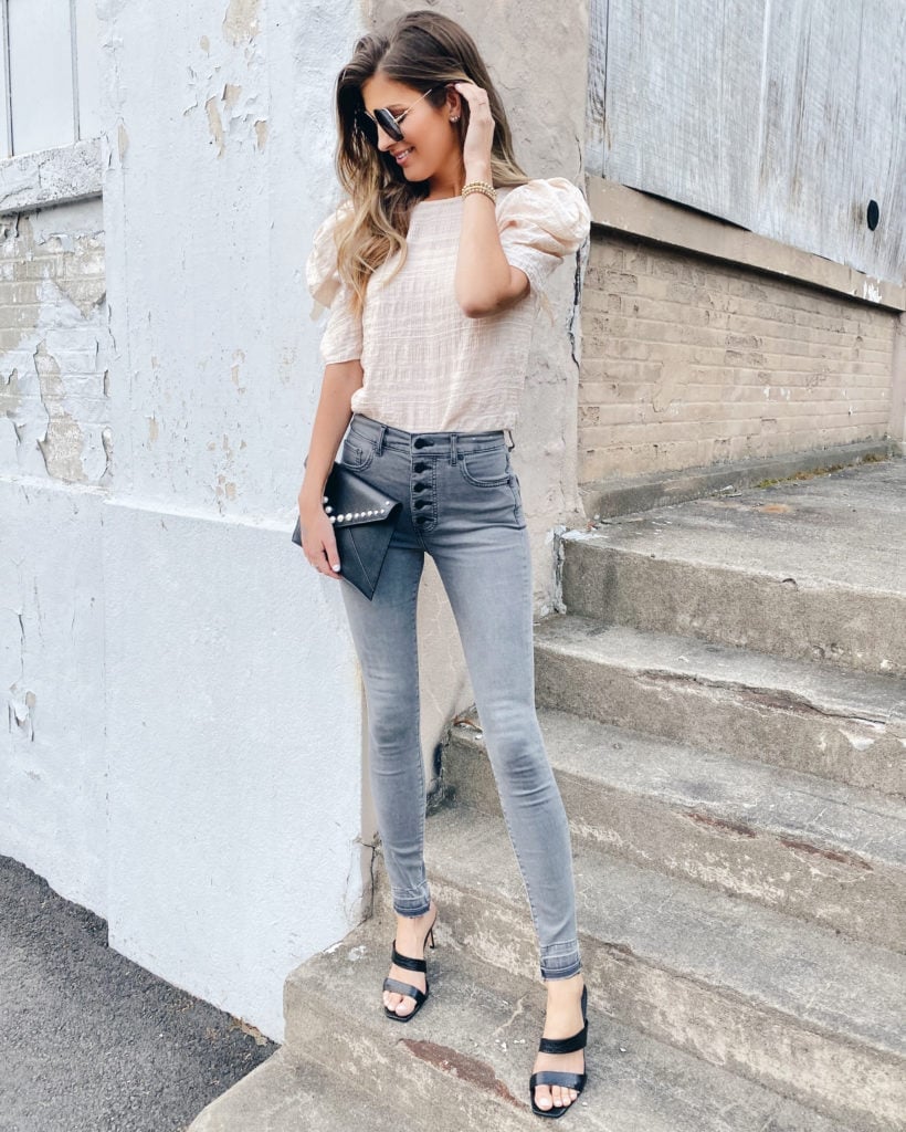 Gray Skinny Jeans With a Puff Sleeve Top Gray Skinny Jeans With a Puff Sleeve Top — Skinny Jeans Outfits