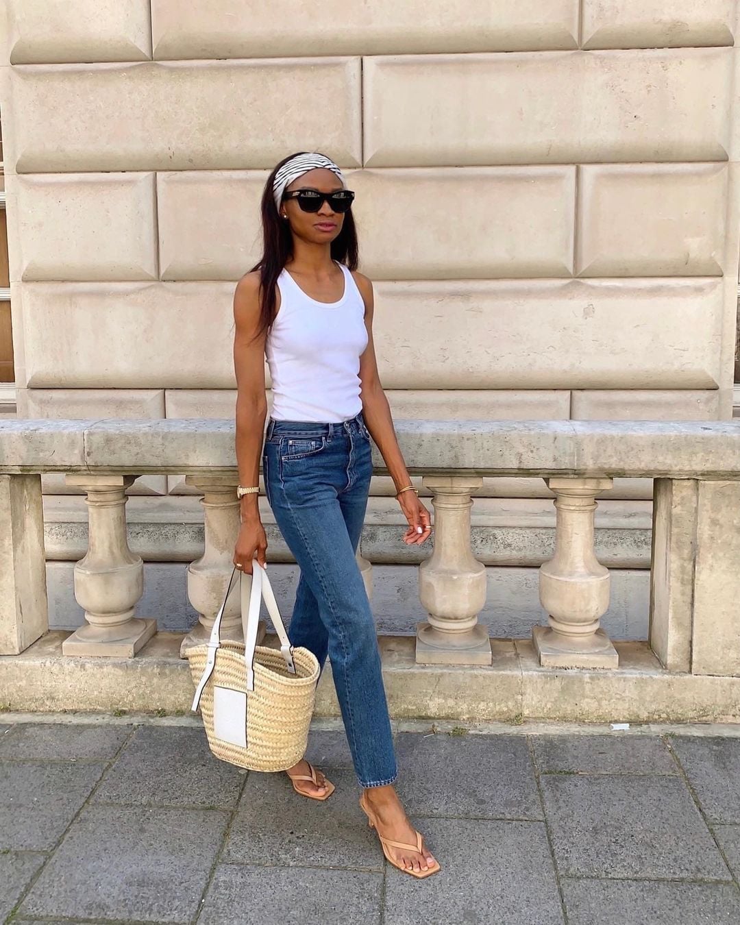 Blue Skinny Jeans With a Tank Top and Straw Bag Blue Skinny Jeans With a Tank Top and Straw Bag — Skinny Jeans Outfits