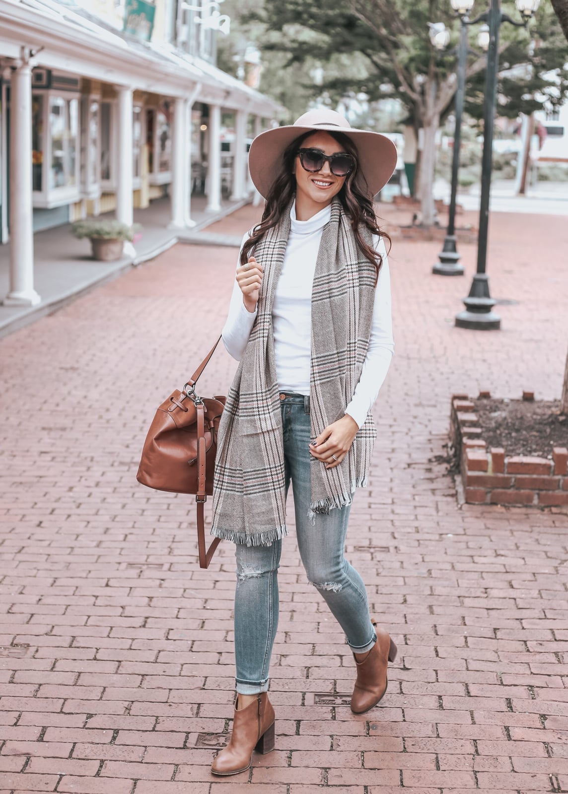 Ripped Skinny Jeans With a Plaid Scarf and Hat Ripped Skinny Jeans With a Plaid Scarf and Hat — Skinny Jeans Outfits