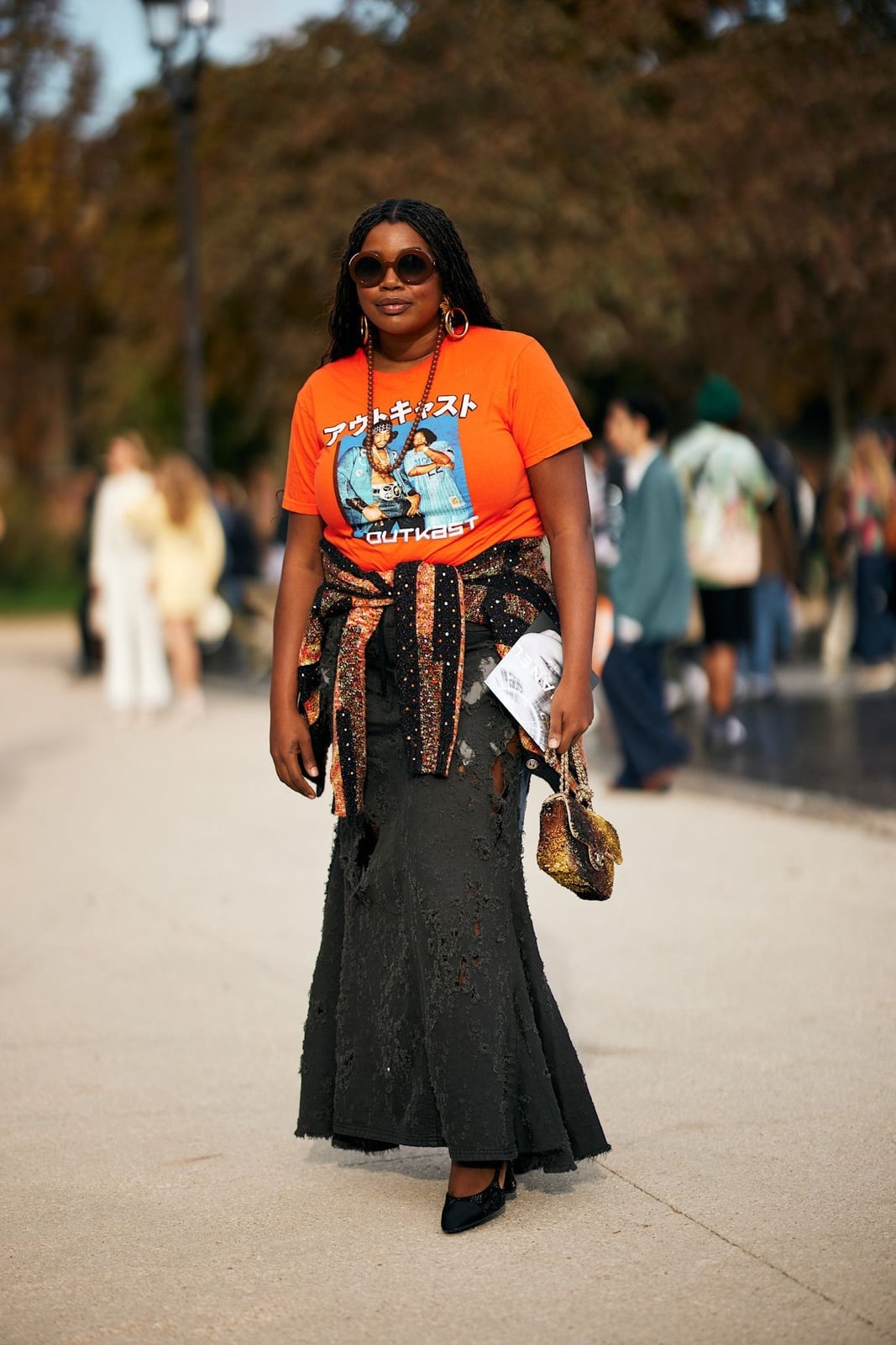 Long Distressed Denim Skirt With Graphic T-shirt Long Distressed Denim Skirt With Graphic T-shirt — Skirt Outfits