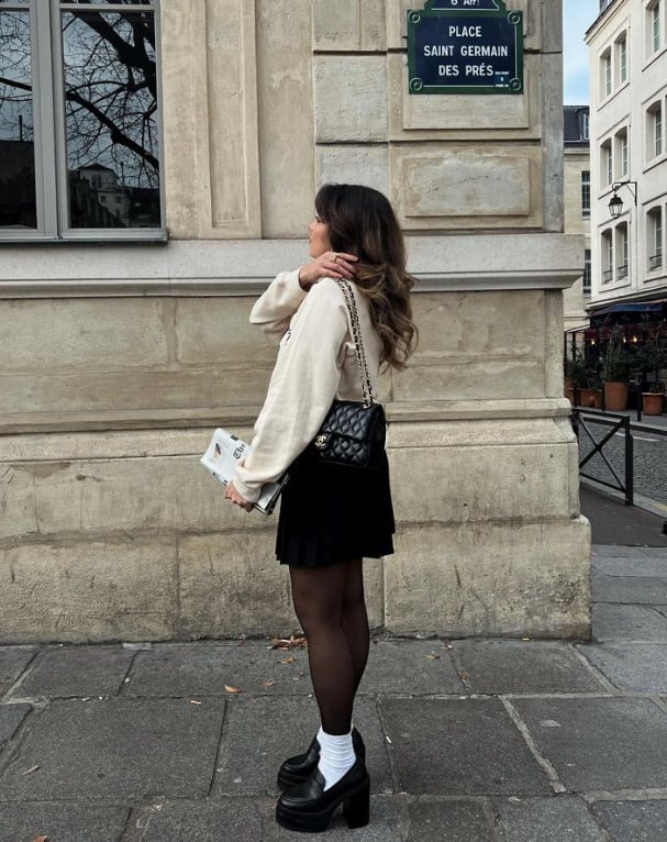 Black Pleated Mini Skirt With Cream Sweatshirt Black Pleated Mini Skirt With Cream Sweatshirt — Skirt Outfits