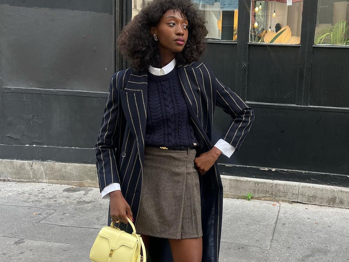 Brown Textured Skort With Navy Sweater and Long Coat Brown Textured Skort With Navy Sweater and Long Coat — Skort Outfits